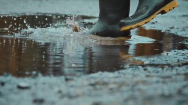 Su birikintilerinde sıçrayan ayak seslerinin büyüleyici bir yakınlaşması, yağmurlu günlerin özünü ve havasını gerçekten yakalıyor.