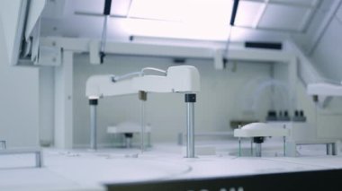 Otomatik süreçler ve bilimsel araştırmalarda doğru sonuçlar için tasarlanmış yüksek teknoloji laboratuvar ekipmanları..