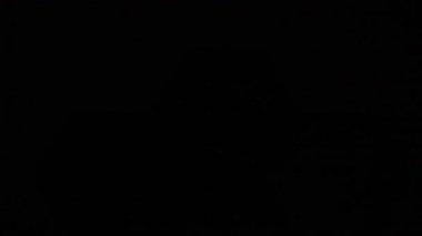 Dinamik kırmızı, mavi ve yeşil LED ışıklar hem acil durum hem de polis uygulamaları için canlı ışık saçar