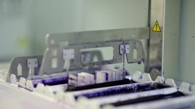 Hassas mekanik kullanan gelişmiş bir otomatik yazdırma makinesi yüksek verimli çıktıyı sağlama almak için