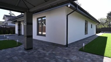 Bu şık ve çağdaş ev tasarımı zarif mimari ve stili çevreleyen yemyeşil bir özelliğe sahiptir.