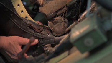 Ayakkabı fabrikasında ayakkabı üreticileri. Yüksek kalite 4k görüntü