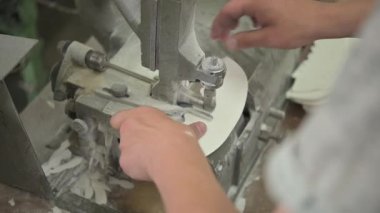 Yakın çekim, ayakkabı için taban kısımlarını yapıştıran bir adamın elleri. Özel el yapımı bir fabrikada ayakkabı üretimi. Yüksek kaliteli FullHD görüntüler