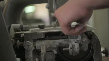 Yakın çekim, ayakkabı için taban kısımlarını yapıştıran bir adamın elleri. Özel el yapımı bir fabrikada ayakkabı üretimi. Yüksek kaliteli FullHD görüntüler