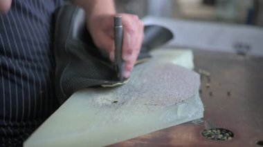 Ayakkabı fabrikasında ayakkabı üreticileri. Yüksek kalite 4k görüntü