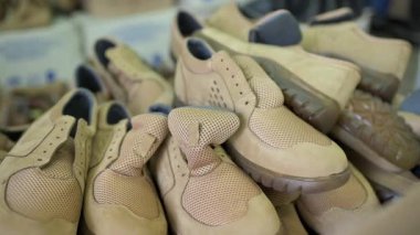 Moda ve modaya uygun bronzlaşmış gündelik ayakkabılardan oluşan şık bir koleksiyon, çeşitli etkinlikler ve etkinlikler için bir araya toplanmış.