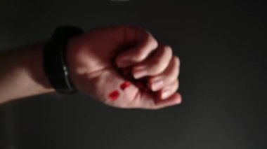 Canlı nar tohumları, koyu siyah bir zemin üzerinde güzel bir şekilde parlıyor, zarif zengin renklerini sergiliyorlar.