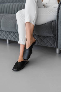 Gösterişli siyah katırlar günlük ya da yarı resmi kıyafetler için mükemmel, günlük kıyafet ve tarz sunar.