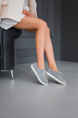 Şık bir kıyafetle eşleştirilmiş modaya uygun gri spor ayakkabılar. Günümüz kıyafetleri için mükemmel. Moda tutkunları için ideal konfor ve tarz arayan.