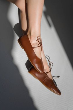 Bağcıklı şık kahverengi bale ayakkabıları, her gündelik ortamda modaya uygun ve rahat görünmek için mükemmel. Günlük kıyafet için ideal..