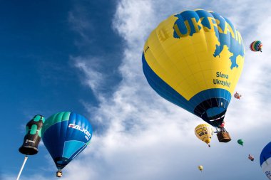 KIEL, GERMANY - 17 Haziran 2023: Kieler Woche 2023 'te Uluslararası Balon Denizi' nden havalanan Sıcak Hava Balonları. Yanlarında Ukrayna 'dan bir balon var.