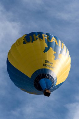 KIEL, GERMANY - 17 Haziran 2023: Kieler Woche 2023 'te Uluslararası Balon Denizi' nden havalanan Sıcak Hava Balonları. Yanlarında Ukrayna 'dan bir balon var.