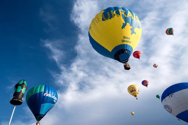 Kiel ドイツ 2023年6月17日 Kieler Woche 2023の間に熱気球は国際気球帆で離陸します 彼らと一緒にウクライナからの気球です — ストック写真