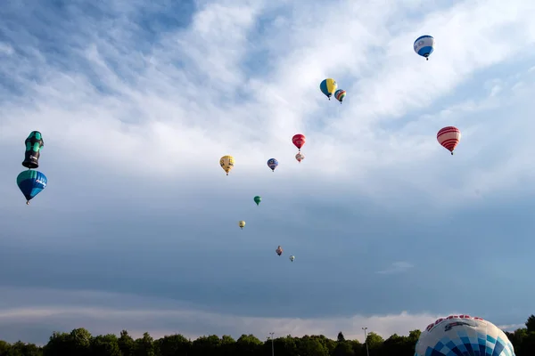 德国基尔 2023年6月17日 在基勒沃什2023年热气球在国际气球航行中起飞 和他们一起的是一个来自乌克兰的气球 — 图库照片
