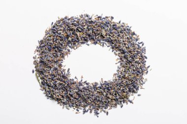 Beyaz arkaplanda lavanta tohumları çember şeklinde