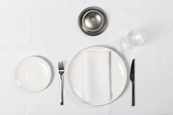 用盘子 刀叉在白桌上的各种摆设 — 图库照片