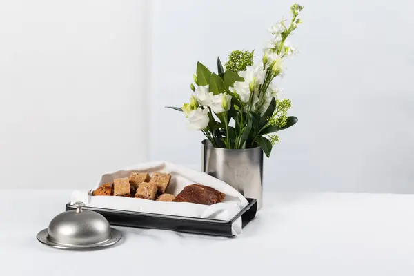 Vaas Met Bloemen Bord Met Brood Witte Achtergrond — Stockfoto