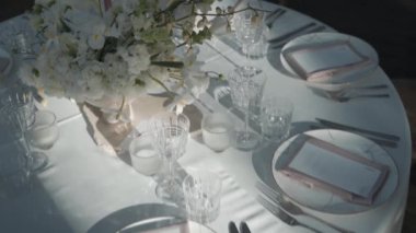 Çiçeklerle süslenmiş beyaz renkli düğün masası. Yüksek kalite 4k görüntü