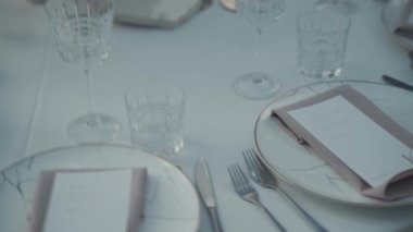 Düğün masası, davetiyeli tabaklar, yakın plan. Yüksek kalite 4k görüntü