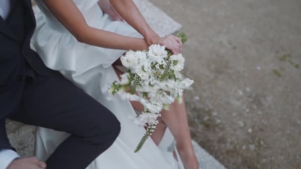 Brudgum Och Brud Med Blomklasar Närbild Högkvalitativ Film — Stockvideo