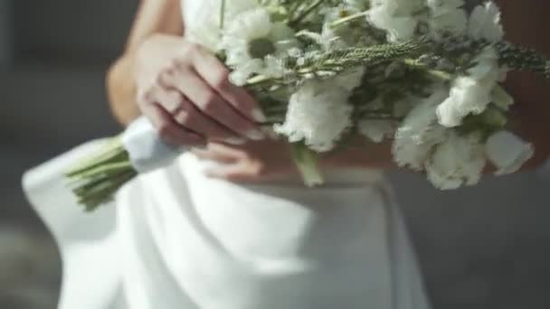 Bruden Med Blommor Visar Sin Ring Högkvalitativ Film — Stockvideo
