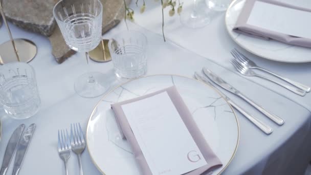 招待状 キャンドルや花と装飾された結婚式のテーブル プレート 高品質4K映像 — ストック動画