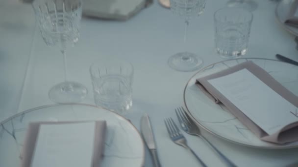 Esküvői Asztal Tányérok Meghívóval Közelkép Kiváló Minőségű Felvételek — Stock videók