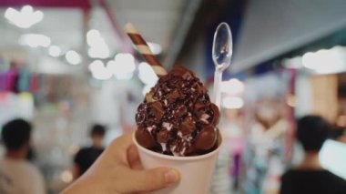 Çikolatalı waffle, gece marketi Bangkok Tayland. Yüksek kalite 4k görüntü