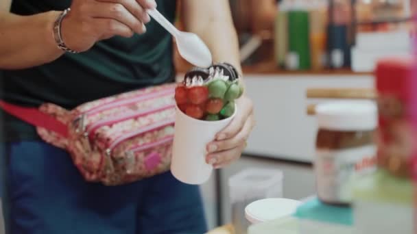 アイスクリームとおいしいワッフルを調理する男のクローズアップビュー 男性の手の作物のショット 高品質4K映像 — ストック動画