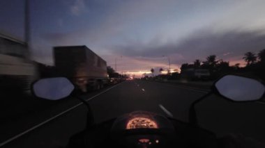 Sri Lanka, gün batımında motosiklet sürmek. Yüksek kalite 4k görüntü