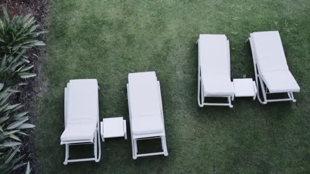 緑の芝生の上の白いサンベッド 上からの眺め 高品質4K映像 — ストック動画