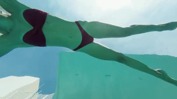 女性は水中でカメラの上を泳ぐ 高品質4K映像 — ストック動画