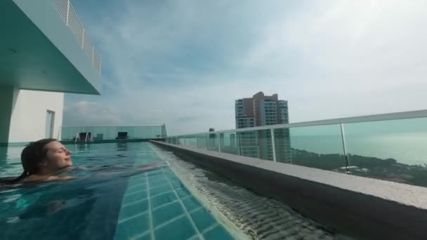 Genç Bir Kadın Çatıdaki Yüzme Havuzunda Yüzüyor Genç Bir Kadın — Stok video