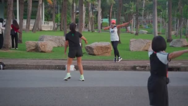 Люди Займаються Спортом Парку Бангкок Кадри Високої Якості — стокове відео