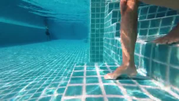 Bacaklar Havuz Merdiveninde Yakın Plan Yüksek Kalite Görüntü — Stok video