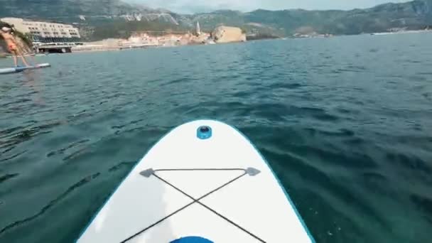 在平静的海面上的Sup板的特写 高质量的4K镜头 — 图库视频影像