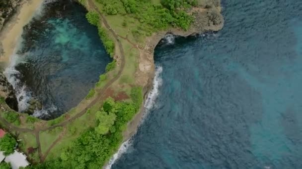 Σπασμένη Παραλία Από Κοντά Από Drone Nusa Penida Bali Υψηλής — Αρχείο Βίντεο