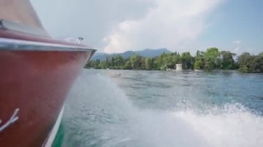 Teknenin teknesinden gelen dalgalar. Yüksek kaliteli FullHD görüntüler