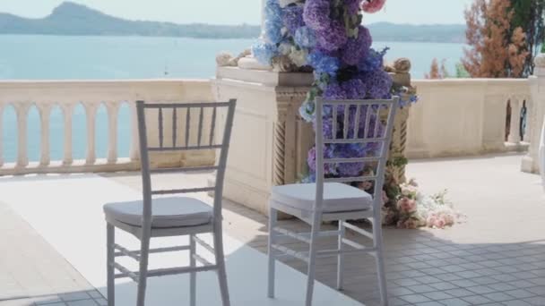 Dwa Krzesła Pobliżu Łuku Weselnego Jeziora Wysokiej Jakości Materiał Filmowy — Wideo stockowe