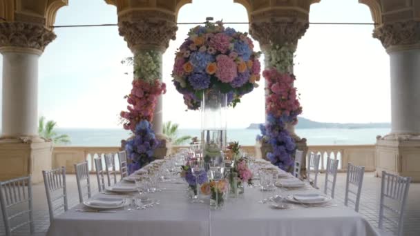 Mesa Casamento Decorada Com Flores Com Vista Para Mar Itália — Vídeo de Stock