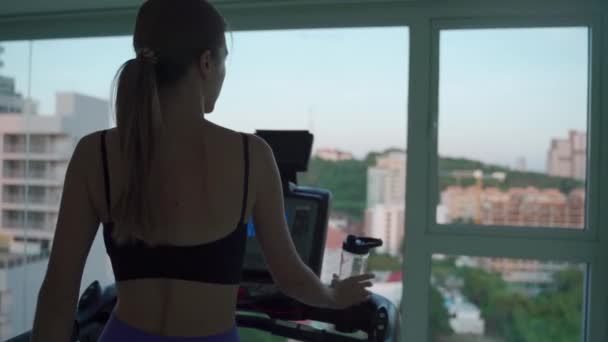 Крупним Планом Молода Жінка Тренується Спортзалі Біжить Біговій Доріжці Високоякісні — стокове відео