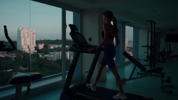 Молода Жінка Тренується Спортзалі Біжить Біговій Доріжці Високоякісні Кадри — стокове відео