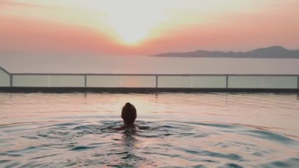 Kobieta Pływająca Basenie Dachu Widokiem Góry Morze Zachodzie Słońca Wysokiej — Wideo stockowe