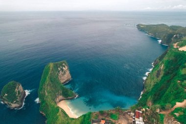 Kelingking Plajı 'ndan Nusa Penida, Bali' ye bakın. Yüksek kalite 4k görüntü