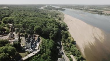 Fransa 'daki kalenin ve nehrin havadan manzarası, İHA. Yüksek kalite 4k görüntü