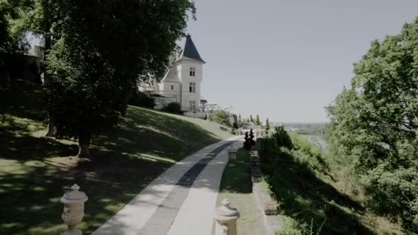Замок Франции Возле Реки Вид Беспилотника Высококачественные Кадры — стоковое видео