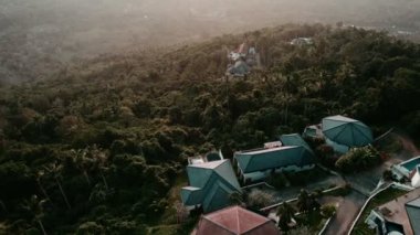 Villa ve deniz manzarası çok güzel, Samui gün batımında. Yüksek kalite 4k görüntü