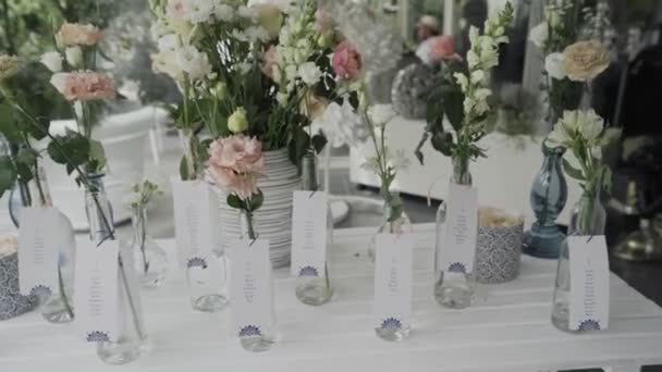 Närbild Bröllopsbordet Med Blommor Högkvalitativ Film — Stockvideo