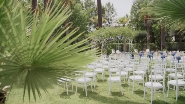 Весільна Церемонія Стільці Арка Передньому Плані Долоні Високоякісні Кадри — стокове відео