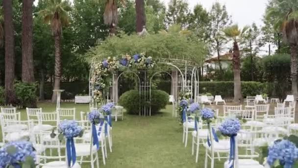 Wedding Arch Decorated Flowers White Chairs High Quality Footage — Videoclip de stoc